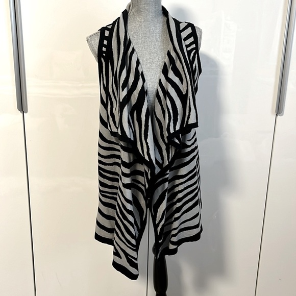 AUGUST SILK Drape Open Sleeveless Vest Animal Print, Size S - Picture 1 of 10